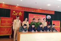 Nhặt được cọc tiền chiều cuối năm, cả đội CSGT hối hả tìm người đánh mất