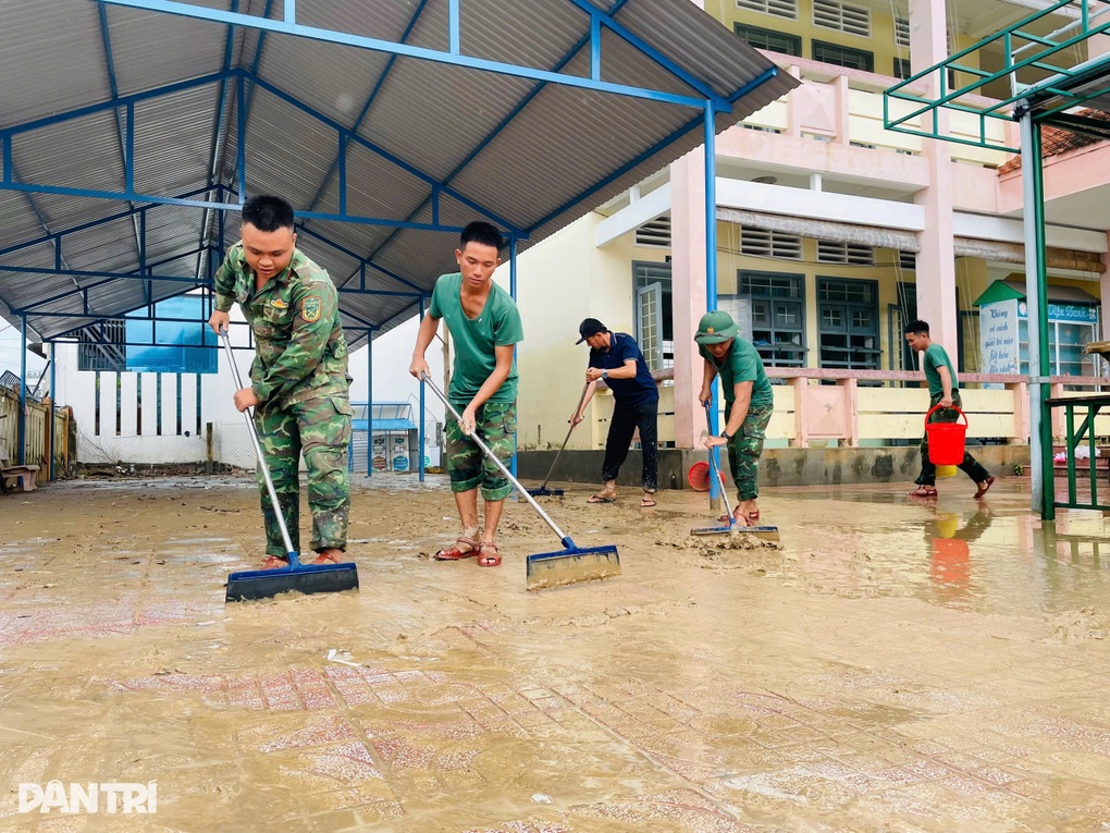 Trường học ngổn ngang sau bão, trong lớp có cả rắn - 1 Trường học ngổn ngang sau bão, trong lớp có cả rắn - 1