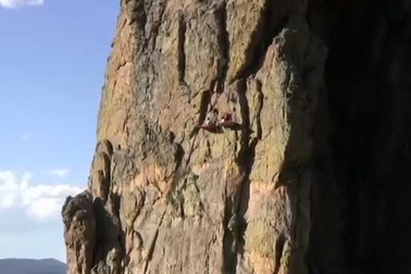 Cắm trại cheo leo trên miệng vực sâu