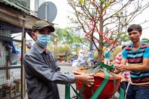 TPHCM: Thợ chở mai thuê thất thu vì dịch Covid-19