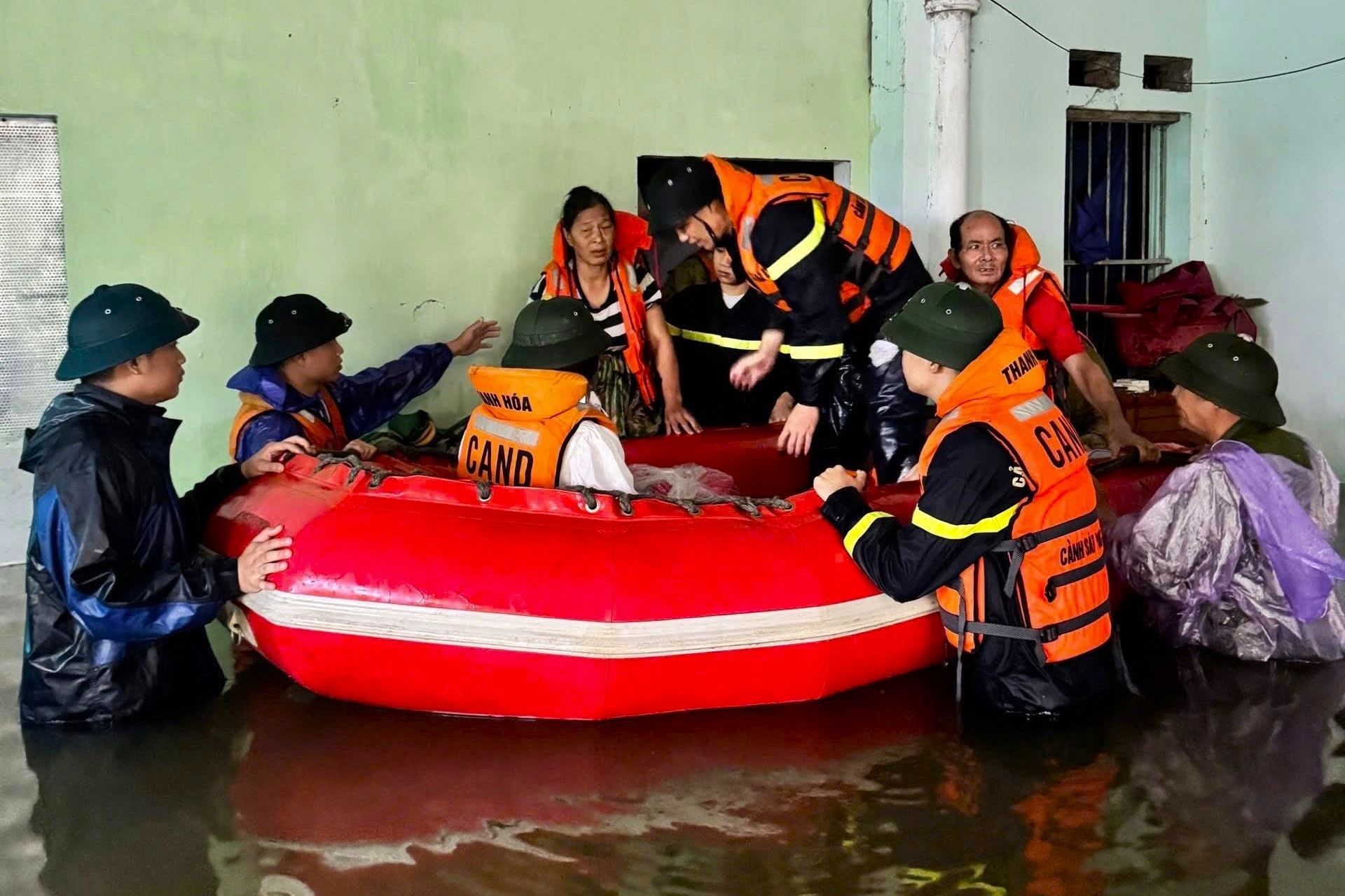 Nước lũ gây ngập lụt khắp nơi ở Thanh Hóa, công an trắng đêm giải cứu dân - 3 Nước lũ gây ngập lụt khắp nơi ở Thanh Hóa, công an trắng đêm giải cứu dân - 3