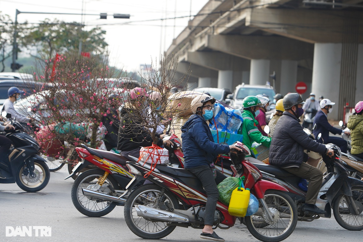 Hàng vạn người rời Hà Nội về quê trong ngày làm việc cuối cùng năm Tân Sửu - 9 Hàng vạn người rời Hà Nội về quê trong ngày làm việc cuối cùng năm Tân Sửu - 9