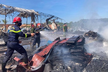 Lửa thiêu rụi kho phế liệu rộng 1.000 m2