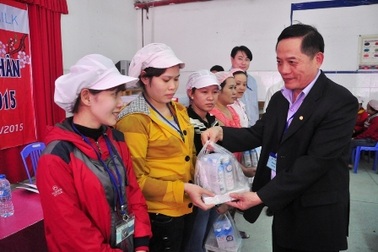 Trao 4.000 phần quà Tết đến công nhân