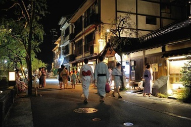 Gặp nước Nhật cổ xưa trong onsen có tuổi đời 13 thế kỷ