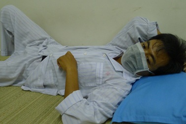 Cảm động cảnh người đàn ông xin lỗi vợ con vì mắc bệnh ung thư