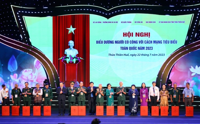 Lãnh đạo các Bộ, ban ngành Trung ương, lãnh đạo tỉnh Thừa Thiên Huế trao tặng quà tri ân người có công với cách mạng