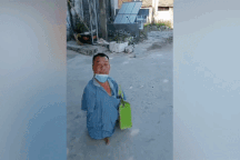 Dân mạng bất bình khi người đàn ông khuyết tật nặng bị xe buýt "ngó lơ"