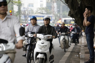 Ngán ngẩm cảnh giao thông hỗn loạn ngay trước cửa Văn Miếu