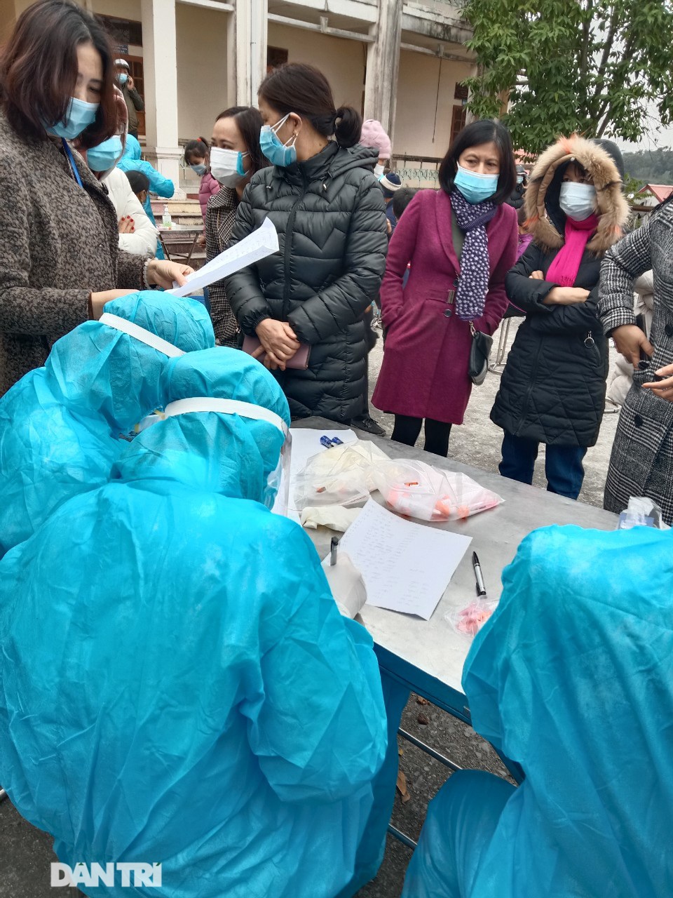 Hàng trăm người nườm nượp đi xét nghiệm nhanh Covid-19 ở Hải Dương - 9 Hàng trăm người nườm nượp đi xét nghiệm nhanh Covid-19 ở Hải Dương - 9