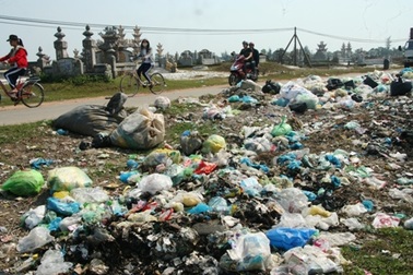 Hàng trăm tấn rác thải tràn ngập nông thôn mỗi ngày