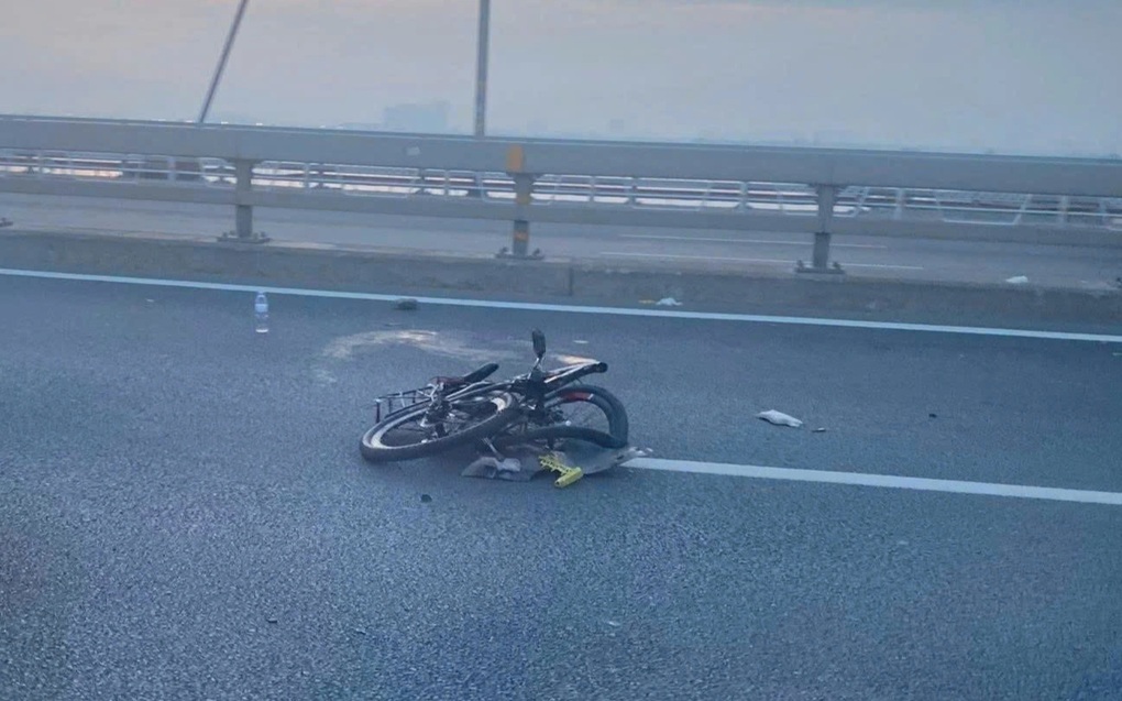 Người đàn ông đạp xe đi ngược chiều cầu Nhật Tân tử nạn sau cú tông ô tô - 2 Người đàn ông đạp xe đi ngược chiều cầu Nhật Tân tử nạn sau cú tông ô tô - 2