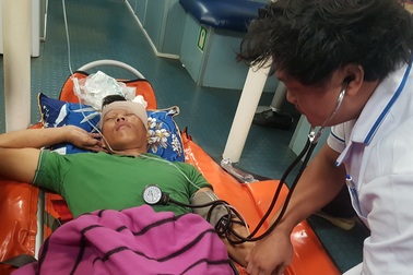 Cấp cứu khẩn cấp thuyền viên bị tai nạn lao động khiến máu chảy xối xả ở đầu, hôn mê