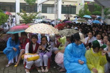 Khai giảng trong màn mưa