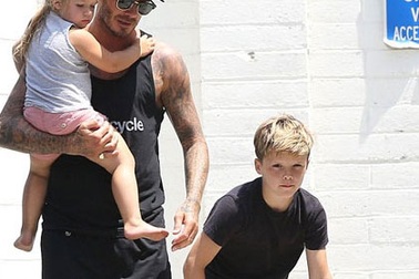David Beckham đảm đang trông con