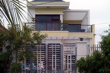 Đại úy cảnh sát bị tố vì không chịu trả tiền xây nhà