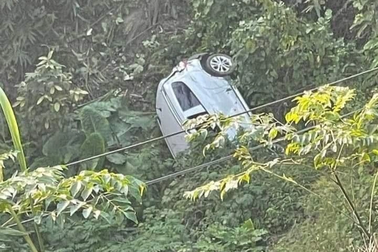 Ô tô lao xuống vực sâu hàng chục mét, 2 người bị thương