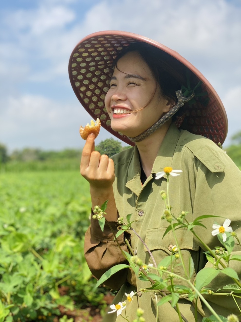 Rời TPHCM về quê vì dịch bệnh, cô gái trẻ gây sốt với loạt video làm vườn - 1 Rời TPHCM về quê vì dịch bệnh, cô gái trẻ gây sốt với loạt video làm vườn - 1