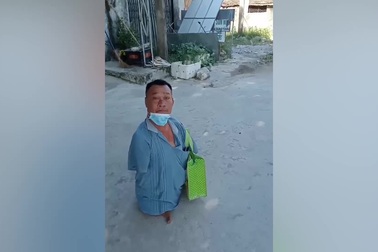 Người đàn ông khuyết tật bị xe buýt "ngó lơ"