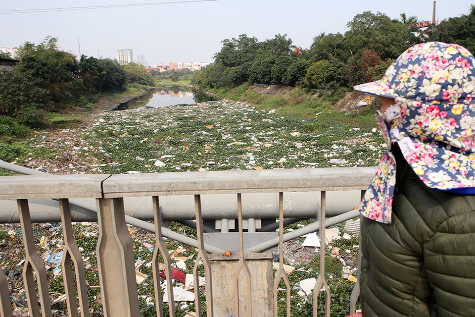 Hà Nội: Đống ngổn ngang khiếp đảm trên dòng sông Nhuệ - 13 Hà Nội: Đống ngổn ngang khiếp đảm trên dòng sông Nhuệ - 13