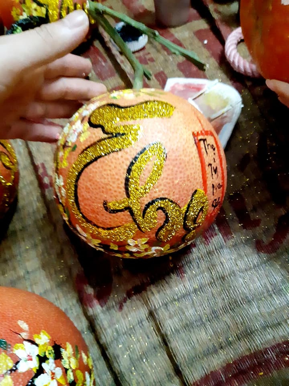 Buôn bưởi ế ẩm, thuê người vẽ chi chít lên quả lại đắt như tôm tươi - 4 Buôn bưởi ế ẩm, thuê người vẽ chi chít lên quả lại đắt như tôm tươi - 4