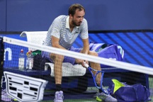 Medvedev kích động khán giả, đập nát vợt sau khi bị loại sớm tại US Open