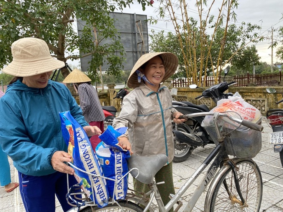 Nghĩa tình của bạn đọc Dân trí đến với người dân rốn lũ - 6 Nghĩa tình của bạn đọc Dân trí đến với người dân rốn lũ - 6