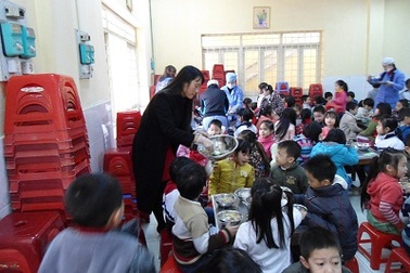 Chuyện ăn bán trú của trẻ ngày giá rét 