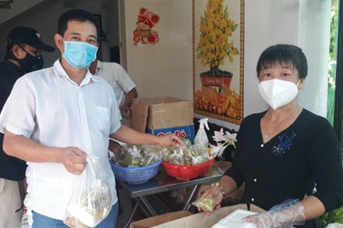 Vợ chồng đồng lòng nấu hàng ngàn suất cơm hỗ trợ người dân cách ly