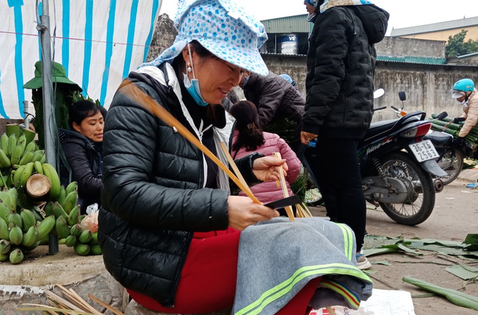 Chẻ lạt giang gói bánh chưng kiếm tiền triệu dịp Tết - 4 Chẻ lạt giang gói bánh chưng kiếm tiền triệu dịp Tết - 4