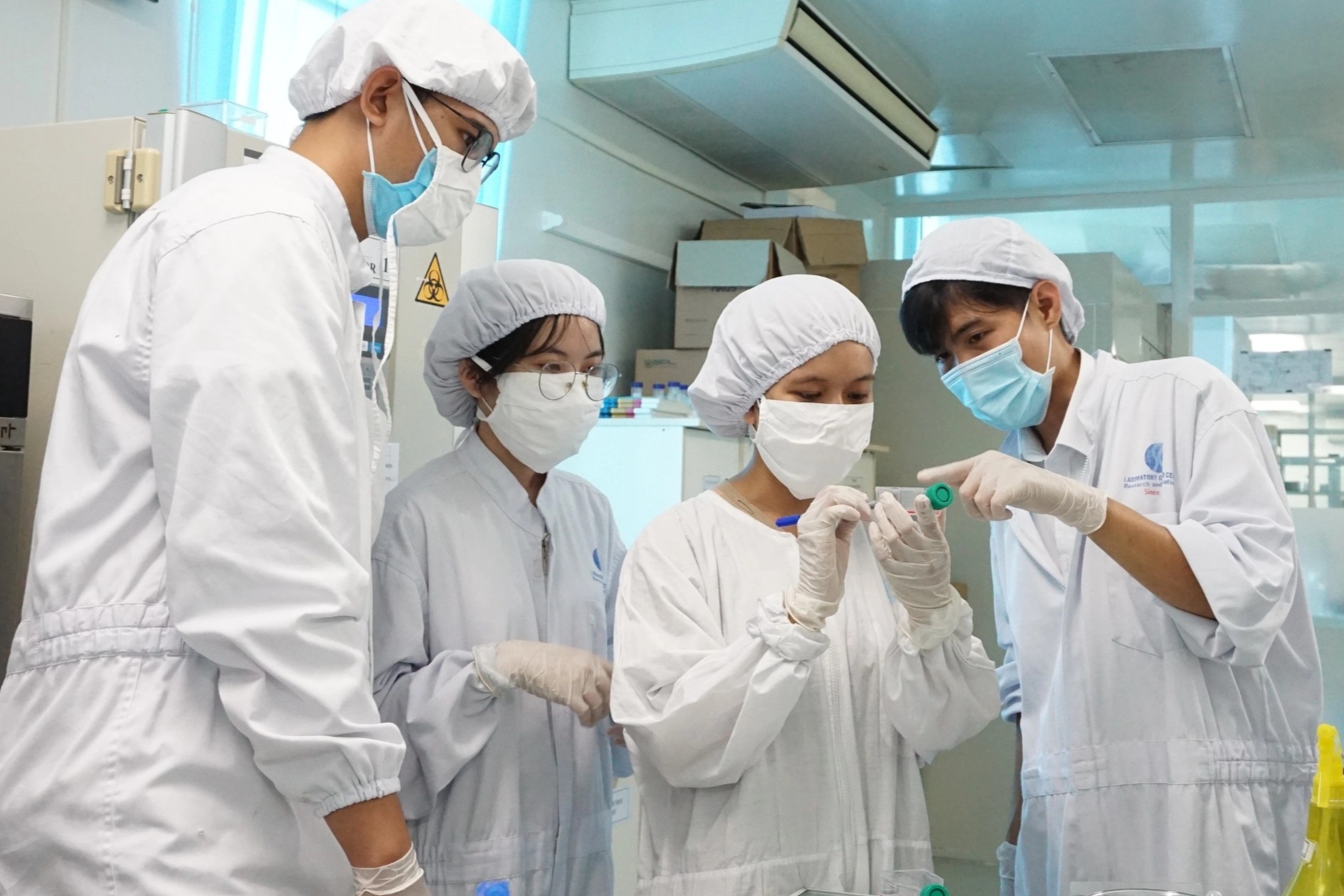 국내 최대 규모의 대학에서 공무원 중 국가 급여를 받는 사람은 몇 명이나 됩니까? - 1 Đại học quy mô lớn nhất nước có bao nhiêu viên chức nhận lương ngân sách? - 1