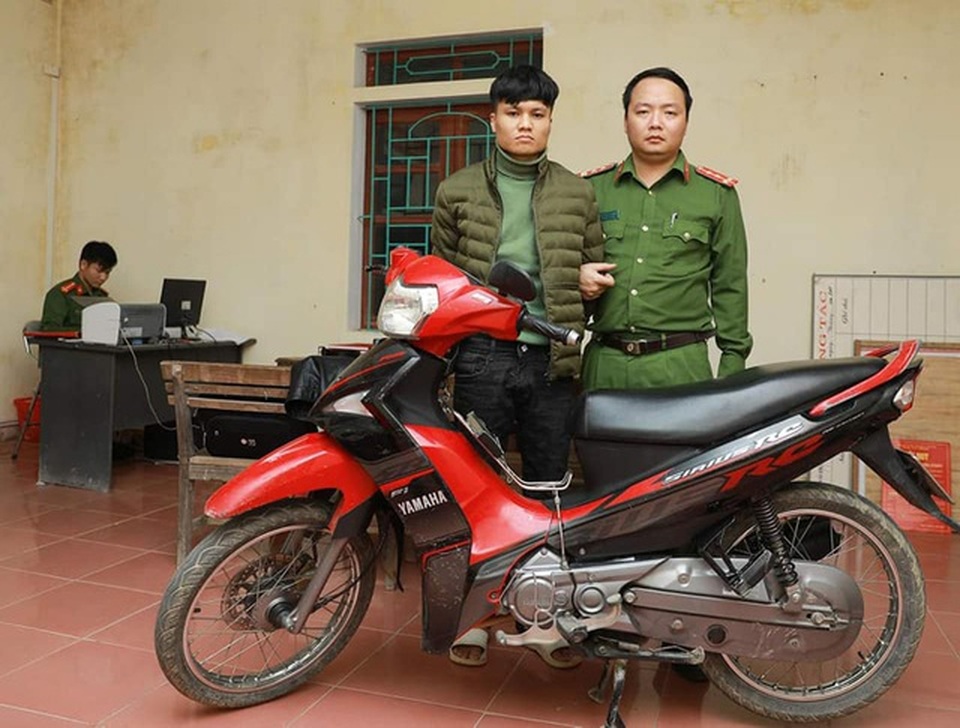 Cận cảnh nhân viên cây xăng quật ngã tên cướp có dao - 2 Cận cảnh nhân viên cây xăng quật ngã tên cướp có dao - 2