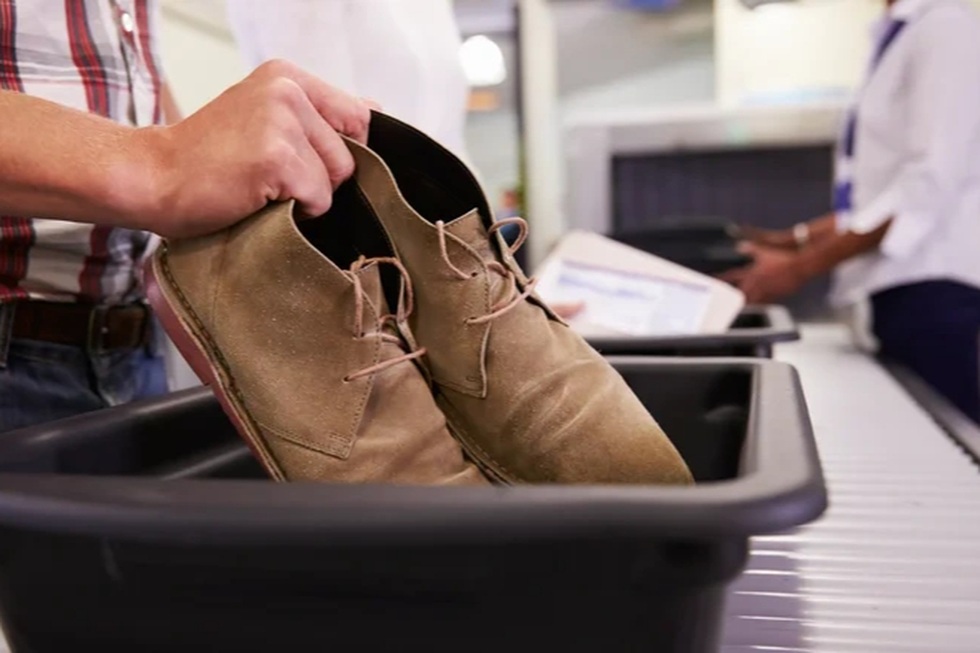 Cởi giày, thắt lưng kiểm tra an ninh sân bay: Các nước liệu còn áp dụng? - 2