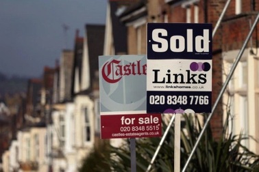 Người Anh "điên cuồng" mua nhà, doanh số tăng cao kỷ lục