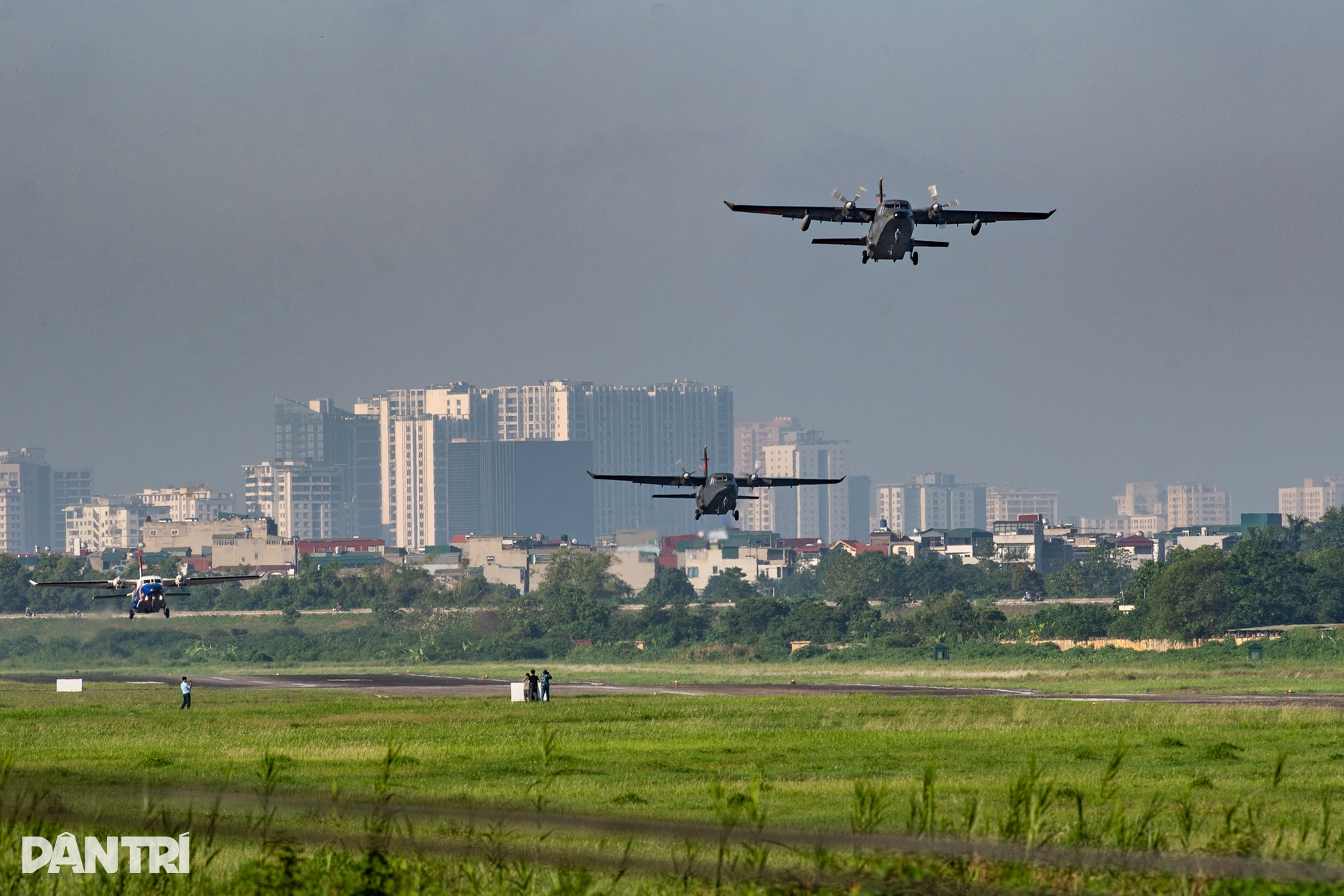Casa C-295 khoác áo mới, hợp biên 4 máy bay vận tải trên bầu trời Hà Nội - 5
