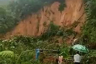 Sạt lở trên QL40B làm tắc đường lên huyện Nam Trà My