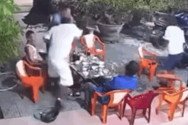 Người đàn ông ném vỏ chai bia khiến bạn nhậu gục tại chỗ