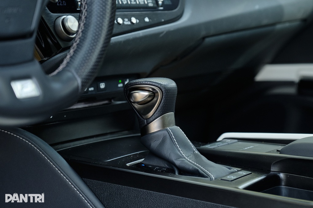 Trải nghiệm Lexus ES 250 F Sport: Lái hay hơn nhưng vẫn thiếu chút để đã - 18 Trải nghiệm Lexus ES 250 F Sport: Lái hay hơn nhưng vẫn thiếu chút để đã - 18