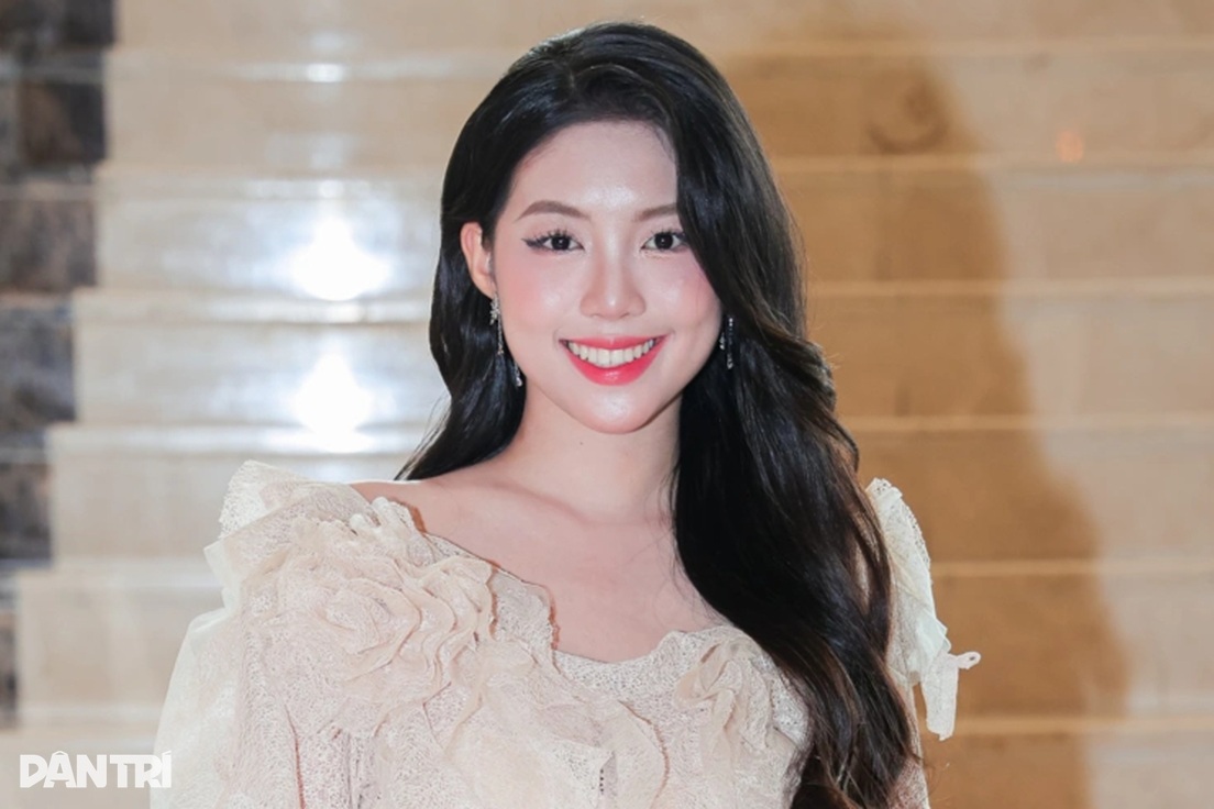 Á hậu Châu Anh trở lại thảm đỏ đầy quyến rũ sau khi được thăng hàm Trung úy