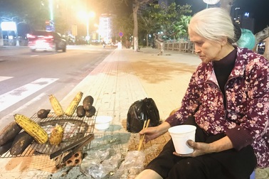 Người già mưu sinh giữa thành phố du lịch những ngày cuối năm