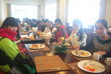 Học trò được đi ăn tiệc buffet để học hỏi văn hóa giao tiếp