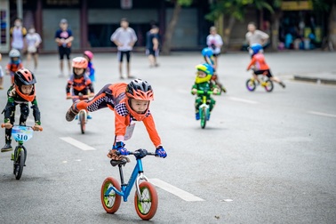 Các "cua rơ" 3 - 5 tuổi trình diễn điêu luyện trên xe thăng bằng