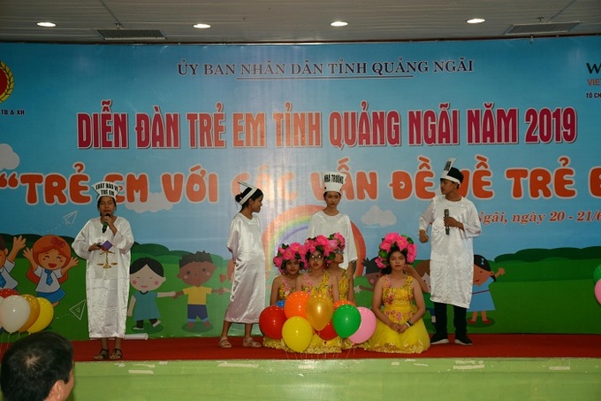 Các em học sinh biểu diễn kịch nói về chủ đề trẻ em. 