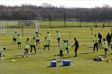 Bán tên sân tập, MU bị UEFA “sờ gáy”