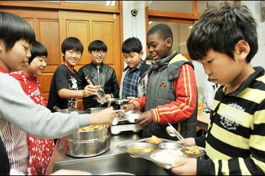 1 phụ nữ 27 năm trả tiền ăn trưa cho học sinh