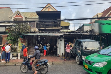 4 người say ngủ trong ngôi nhà bốc cháy dữ dội