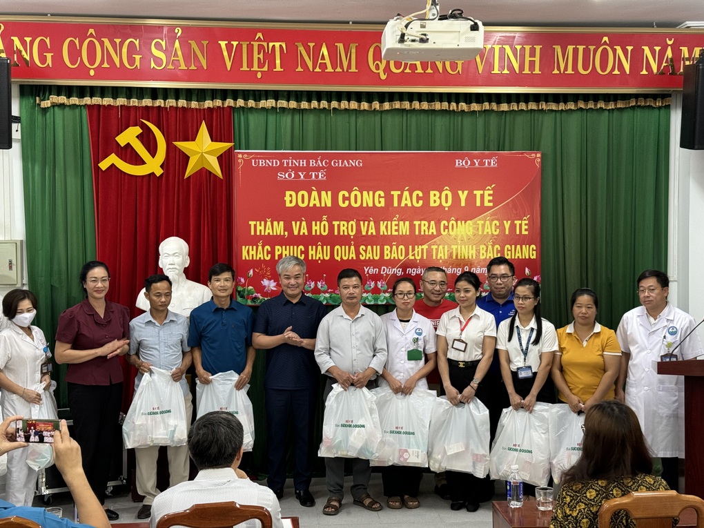 FPT Long Châu điều động nhanh 10 tấn thuốc hỗ trợ người dân vùng bão lũ - 5 FPT Long Châu điều động nhanh 10 tấn thuốc hỗ trợ người dân vùng bão lũ - 5