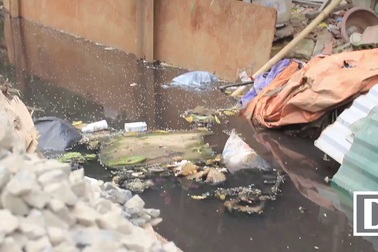 Hà Nội: Mương 1km xây mãi không xong, dân sống chung với rác