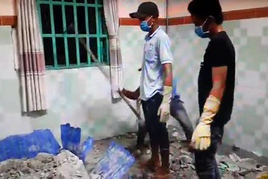 Phá bồn nước bị đổ bê tông đưa thi thể bị giấu bên trong ra ngoài