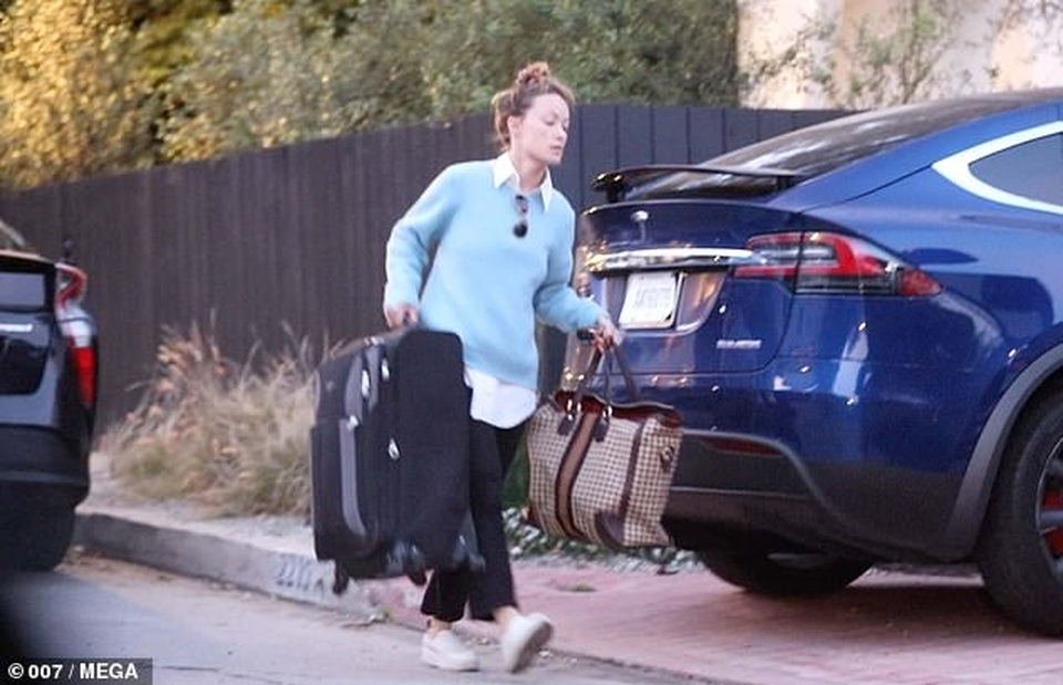 Olivia Wilde chuyển đồ tới nhà bạn trai kém 10 tuổi - 1 Olivia Wilde chuyển đồ tới nhà bạn trai kém 10 tuổi - 1